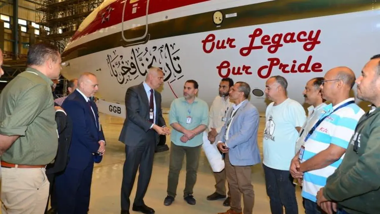 رئيس مصر للطيران يشيد بجهود فريق مشروع إعادة إحياء الهوية التراثية للشركة